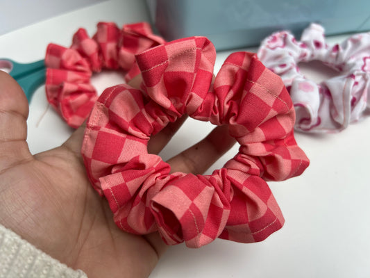 Checkered scrunchie