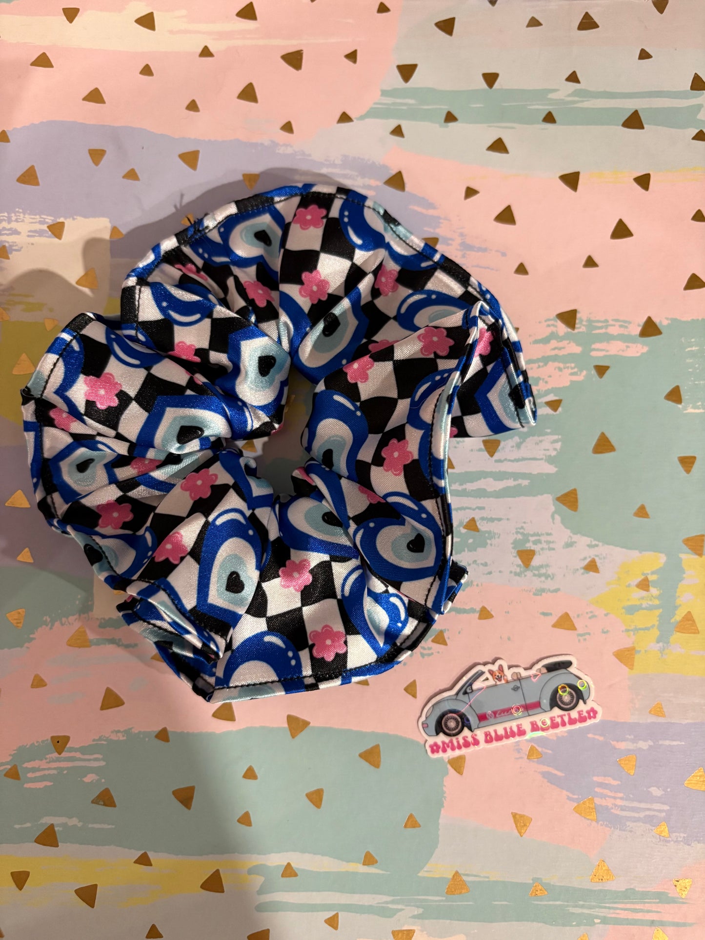 Ojitos hearts Satin scrunchie